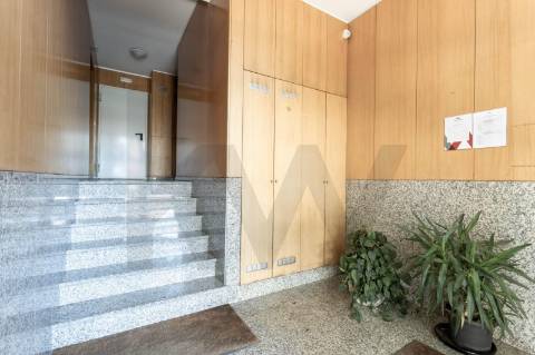 **Apartamento T1 Transformável em T2 à Venda na Constituição**