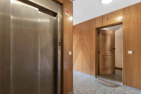 **Apartamento T1 Transformável em T2 à Venda na Constituição**