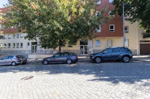 **Apartamento T1 Transformável em T2 à Venda na Constituição**