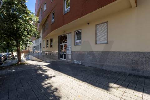 **Apartamento T1 Transformável em T2 à Venda na Constituição**