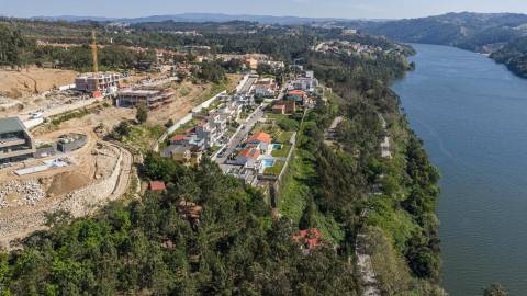 Acorde com o Douro aos Seus Pés – Moradia T4 de luxo com Piscina e Vista desafogada de Rio