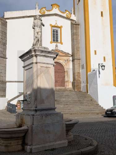 Oportunidade Única no Coração do Alentejo – Casa Centenária com Potencial de Investimento