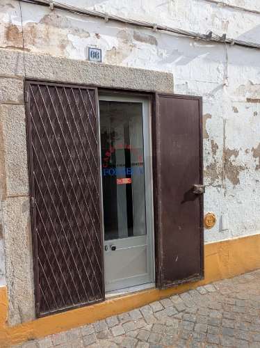 Oportunidade Única no Coração do Alentejo – Casa Centenária com Potencial de Investimento