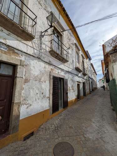 Oportunidade Única no Coração do Alentejo – Casa Centenária com Potencial de Investimento