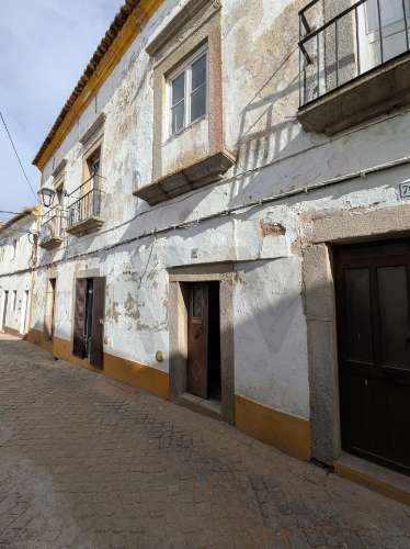 Oportunidade Única no Coração do Alentejo – Casa Centenária com Potencial de Investimento