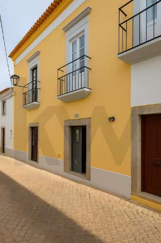 Oportunidade Única no Coração do Alentejo – Casa Centenária com Potencial de Investimento