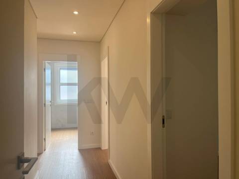 Óptimo T4 renovado Pinheiro Manso, Av da Boavista