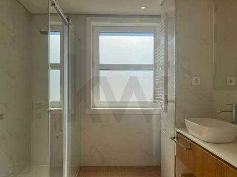 Óptimo T4 renovado Pinheiro Manso, Av da Boavista