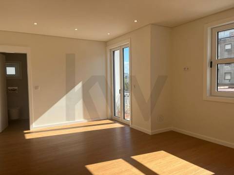 Óptimo T4 renovado Pinheiro Manso, Av da Boavista