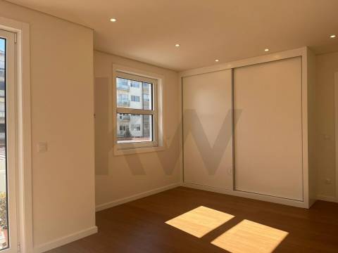 Óptimo T4 renovado Pinheiro Manso, Av da Boavista