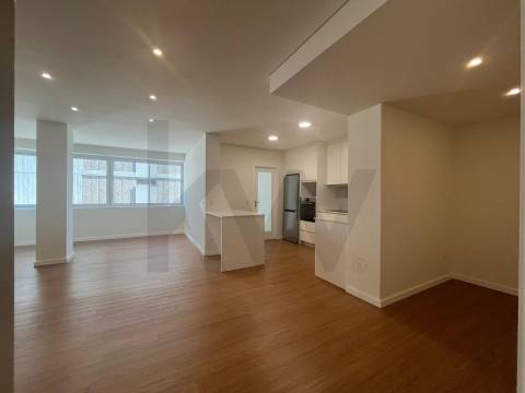 Óptimo T4 renovado Pinheiro Manso, Av da Boavista