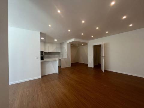 Óptimo T4 renovado Pinheiro Manso, Av da Boavista