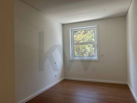 Óptimo T4 renovado Pinheiro Manso, Av da Boavista