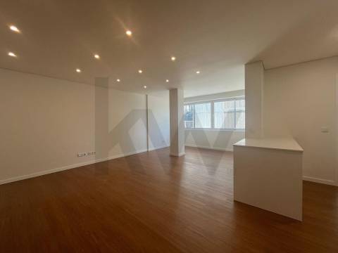 Óptimo T4 renovado Pinheiro Manso, Av da Boavista