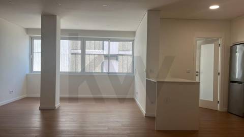 Óptimo T4 renovado Pinheiro Manso, Av da Boavista