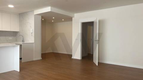 Óptimo T4 renovado Pinheiro Manso, Av da Boavista