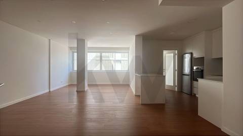 Óptimo T4 renovado Pinheiro Manso, Av da Boavista