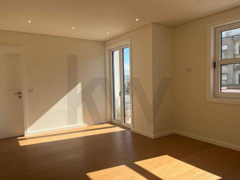 Óptimo T4 renovado Pinheiro Manso, Av da Boavista