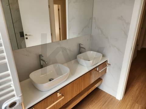 Óptimo T4 renovado Pinheiro Manso, Av da Boavista