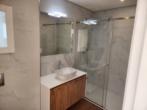 Óptimo T4 renovado Pinheiro Manso, Av da Boavista