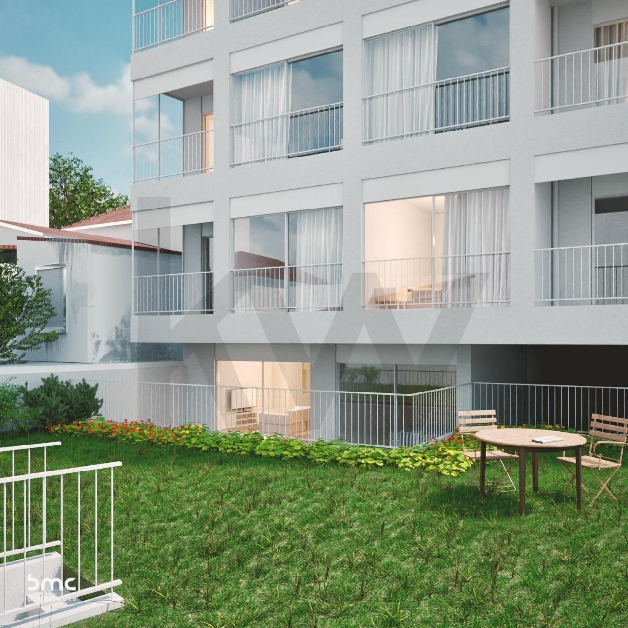 T1 kit com terraço a poente, no centro de Leça da Palmeira