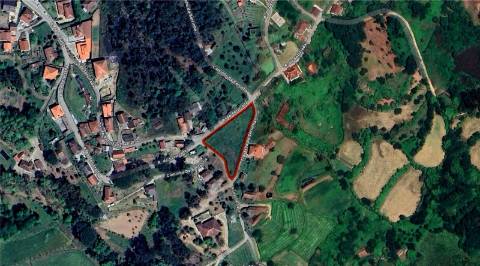 Terreno à venda em Celorico de Basto para construção de uma moradia de 4 frentes