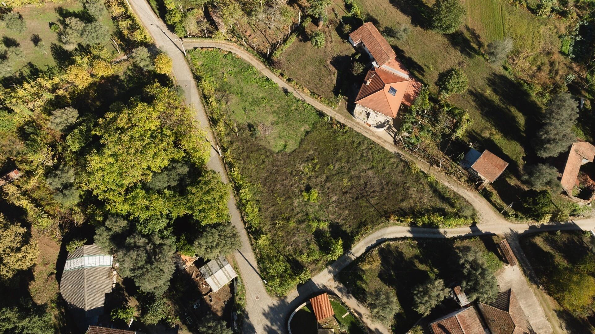 Terreno à venda em Celorico de Basto para construção de uma moradia de 4 frentes