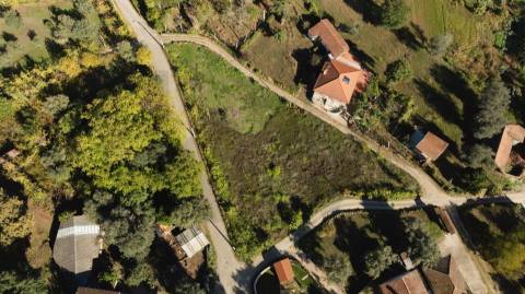 Terreno à venda em Celorico de Basto para construção de uma moradia de 4 frentes