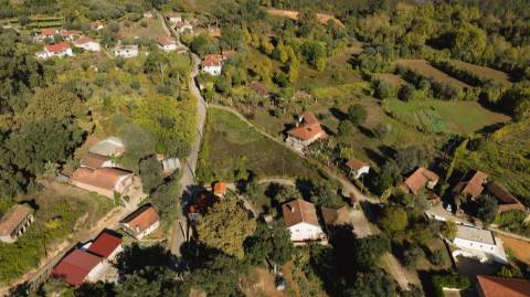 Terreno à venda em Celorico de Basto para construção de uma moradia de 4 frentes