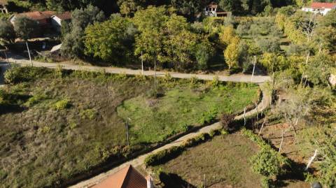 Terreno à venda em Celorico de Basto para construção de uma moradia de 4 frentes