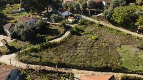 Terreno à venda em Celorico de Basto para construção de uma moradia de 4 frentes