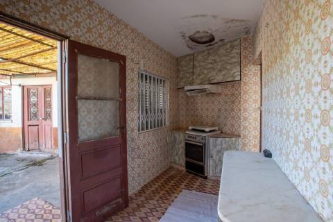 MORADIA TÉRREA com QUINTAL para RESTAURAR em VALBOM | GONDOMAR