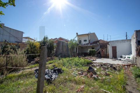 MORADIA TÉRREA com QUINTAL para RESTAURAR em VALBOM | GONDOMAR