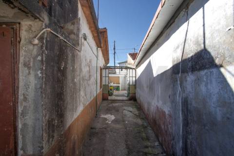 MORADIA TÉRREA com QUINTAL para RESTAURAR em VALBOM | GONDOMAR