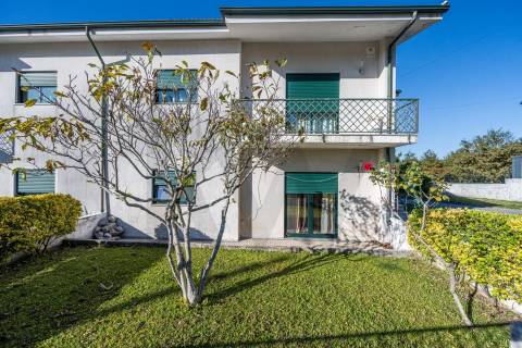 Andar Moradia T3 com garagem fechada e jardim Monte Córdova Santo Tirso