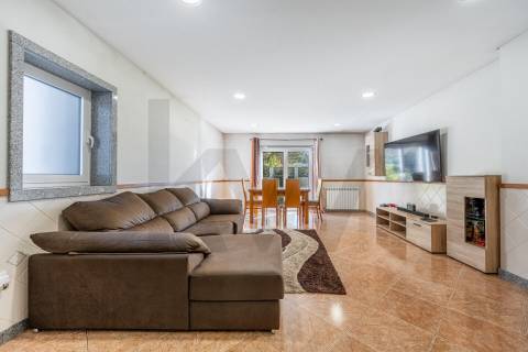 Andar Moradia T3 com garagem fechada e jardim Monte Córdova Santo Tirso