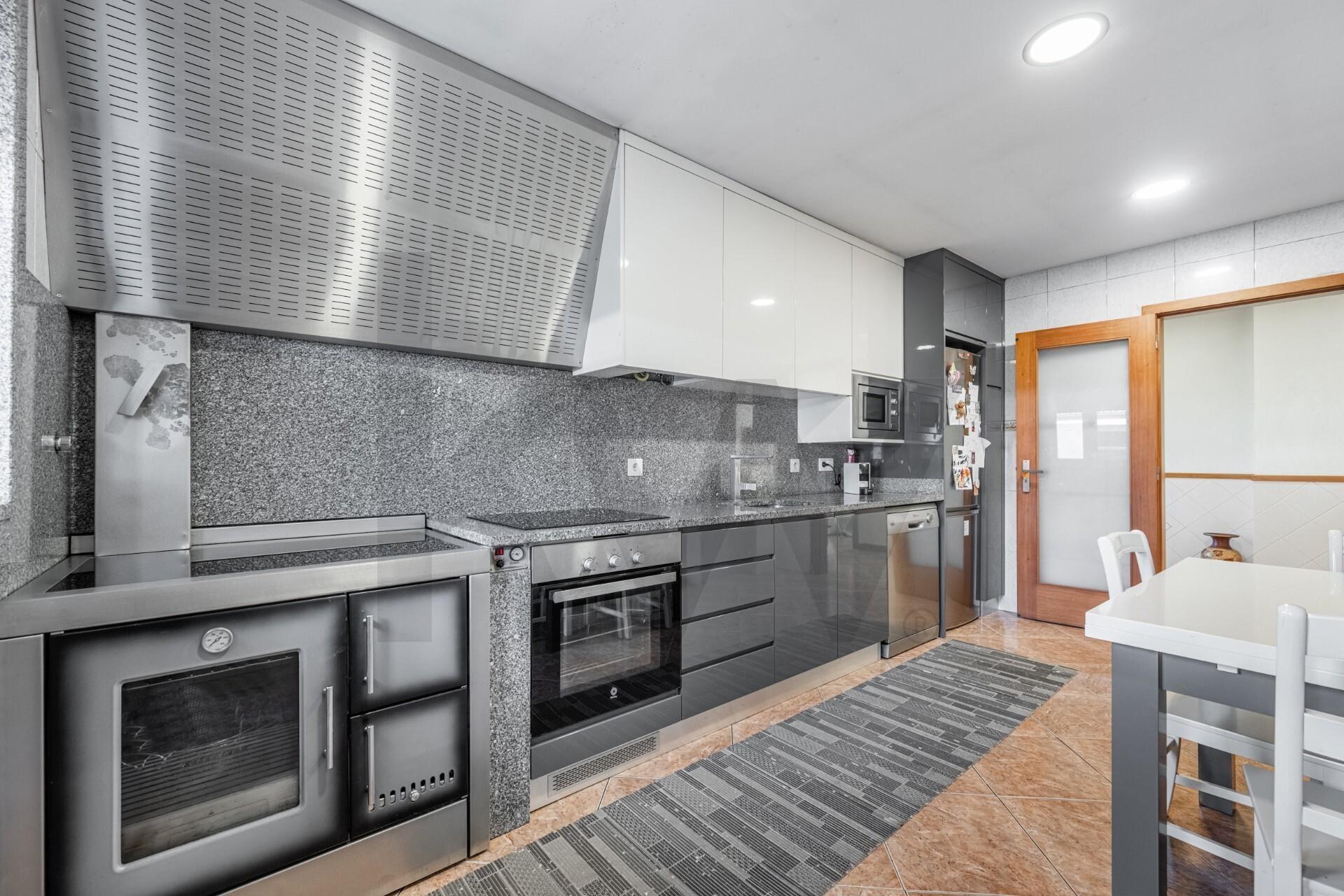 Andar Moradia T3 com garagem fechada e jardim Monte Córdova Santo Tirso