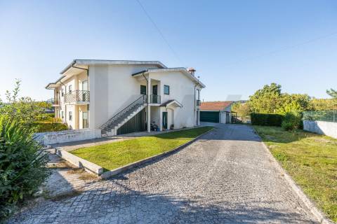 Andar Moradia T3 com garagem fechada e jardim Monte Córdova Santo Tirso