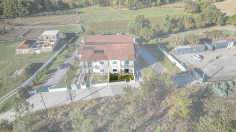 Andar Moradia T3 com garagem fechada e jardim Monte Córdova Santo Tirso