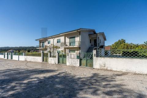 Andar Moradia T3 com garagem fechada e jardim Monte Córdova Santo Tirso