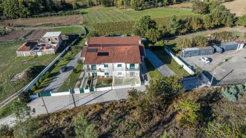 Andar Moradia T3 com garagem fechada e jardim Monte Córdova Santo Tirso