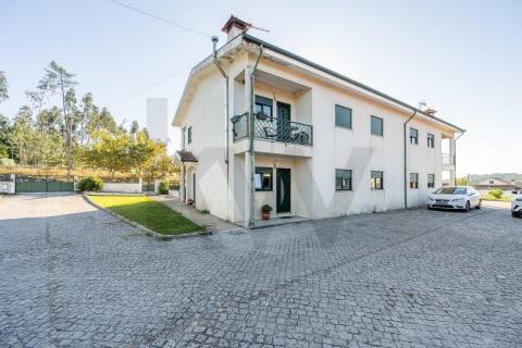 Andar Moradia T3 com garagem fechada e jardim Monte Córdova Santo Tirso