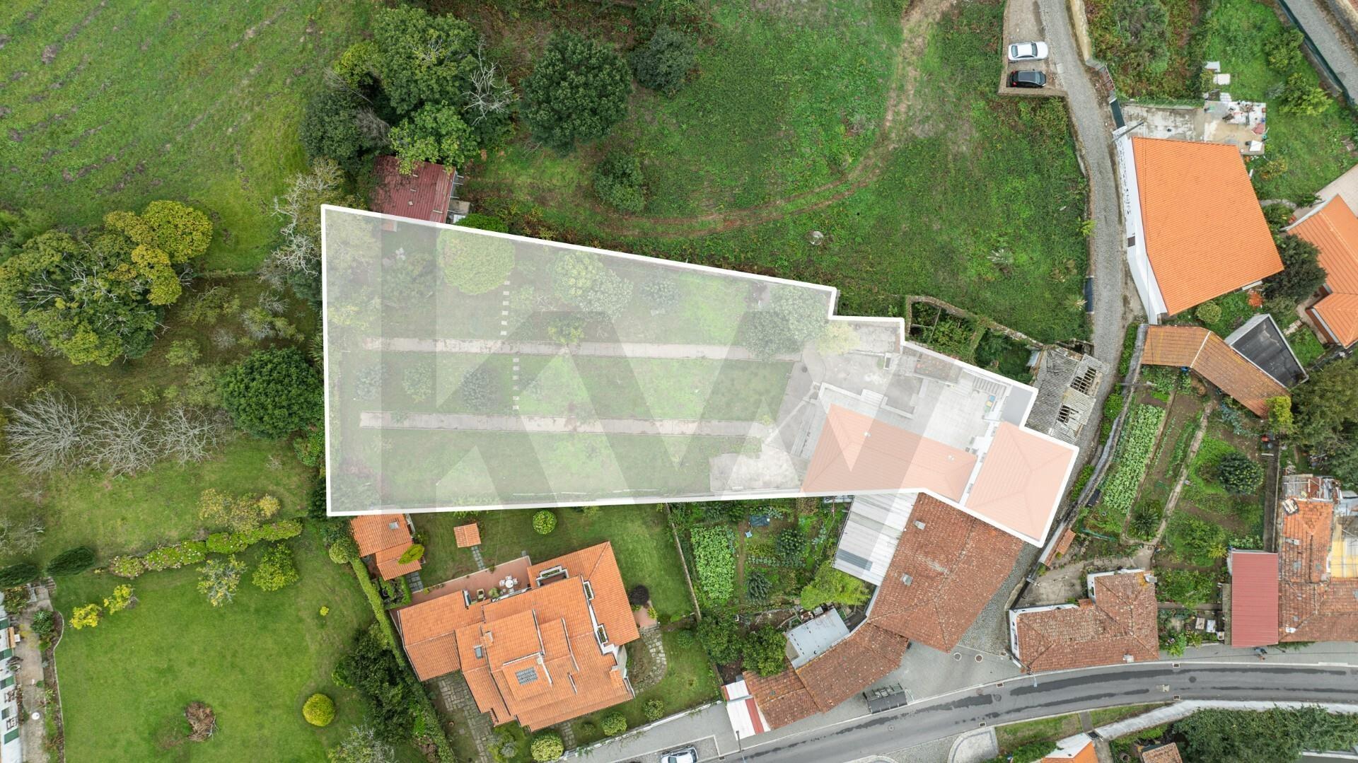 Moradia T3 com Terreno de 1.300 m2 em Grijó