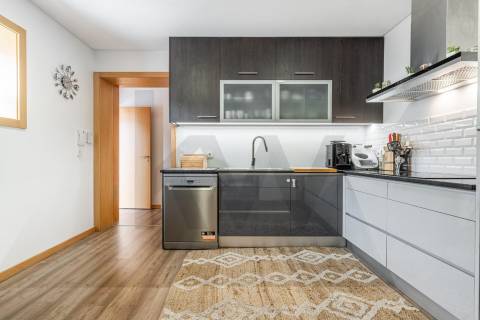 Moradia T3 com Terreno de 1.300 m2 em Grijó