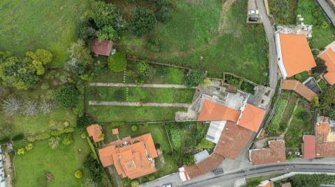 Moradia T3 com Terreno de 1.300 m2 em Grijó