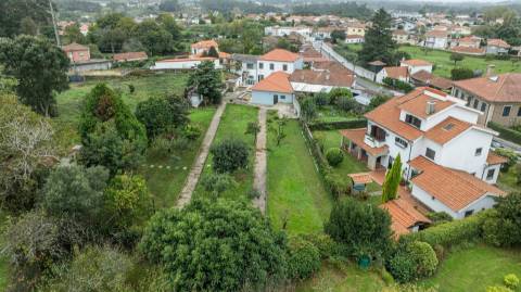 Moradia T3 com Terreno de 1.300 m2 em Grijó