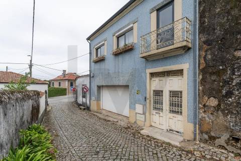 Moradia T3 com Terreno de 1.300 m2 em Grijó