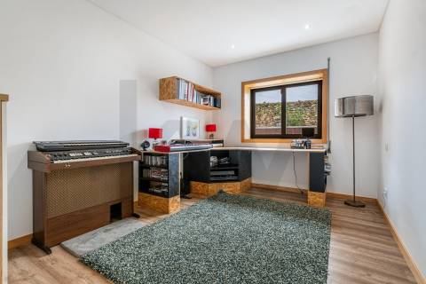 Moradia T3 com Terreno de 1.300 m2 em Grijó