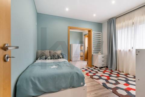 Moradia T3 com Terreno de 1.300 m2 em Grijó