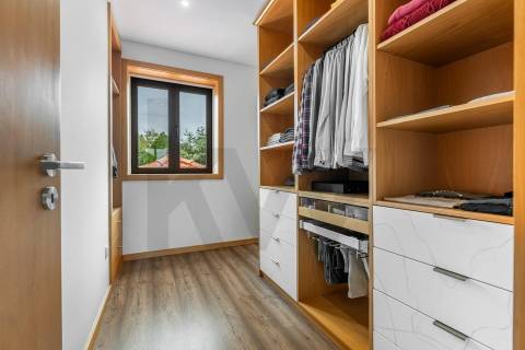 Moradia T3 com Terreno de 1.300 m2 em Grijó